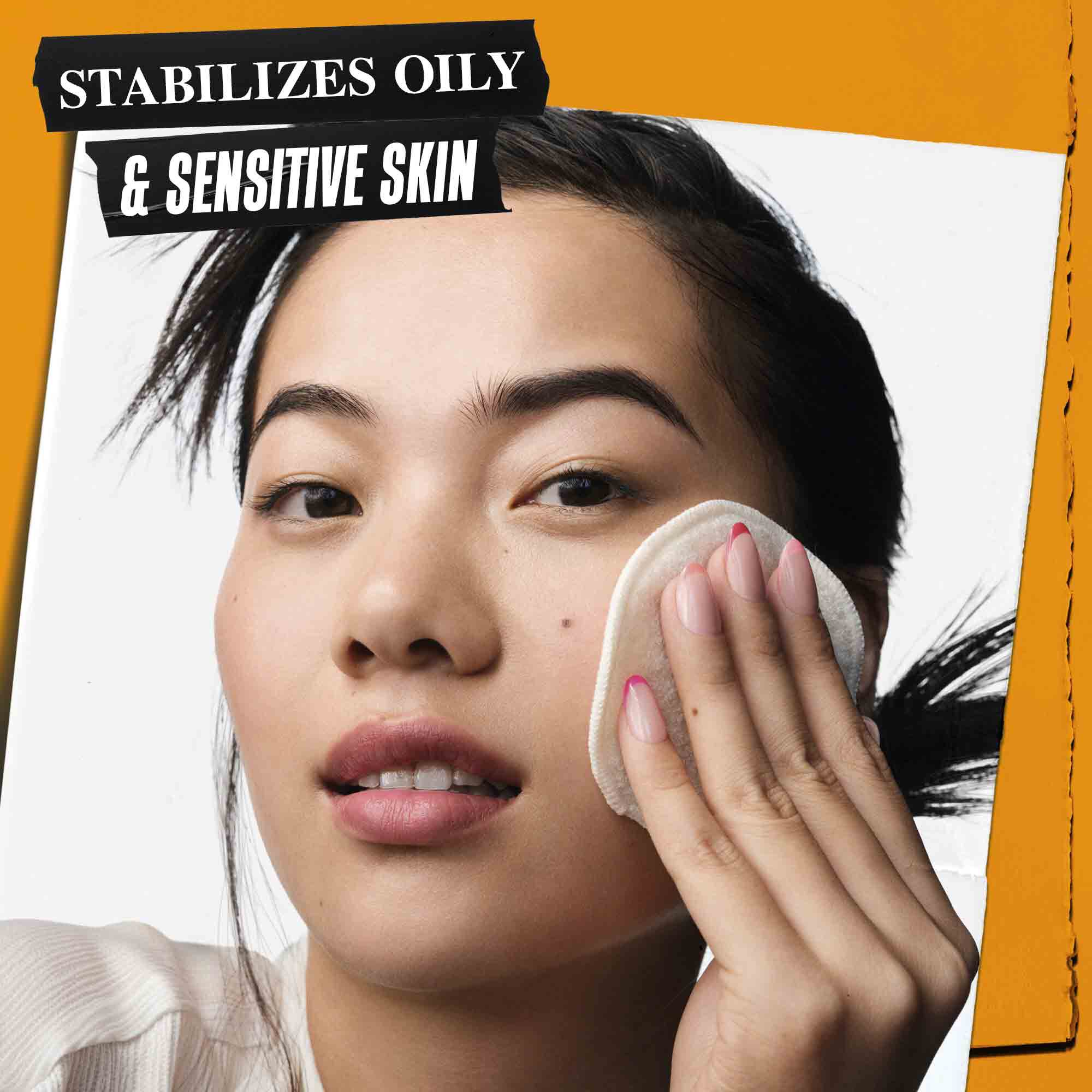 Osoba nakładająca tonik Calendula Herbal-Extract Toner na skorę. Tekst podkreśla jego zdolność do stabilizowania skory tłustej i wrażliwej.