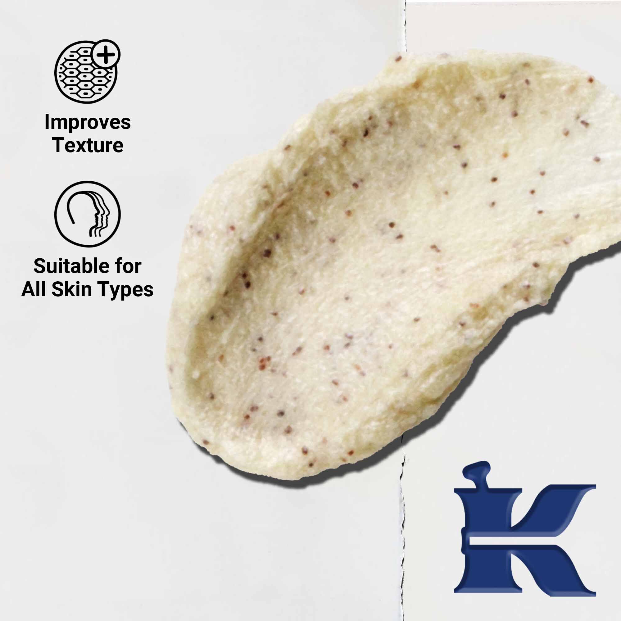 Zbliżenie na konsystencję Facial Fuel Energizing Scrub; tekst podkreśla przydatność dla wszystkich rodzajow skory i orzeźwiające złuszczanie.