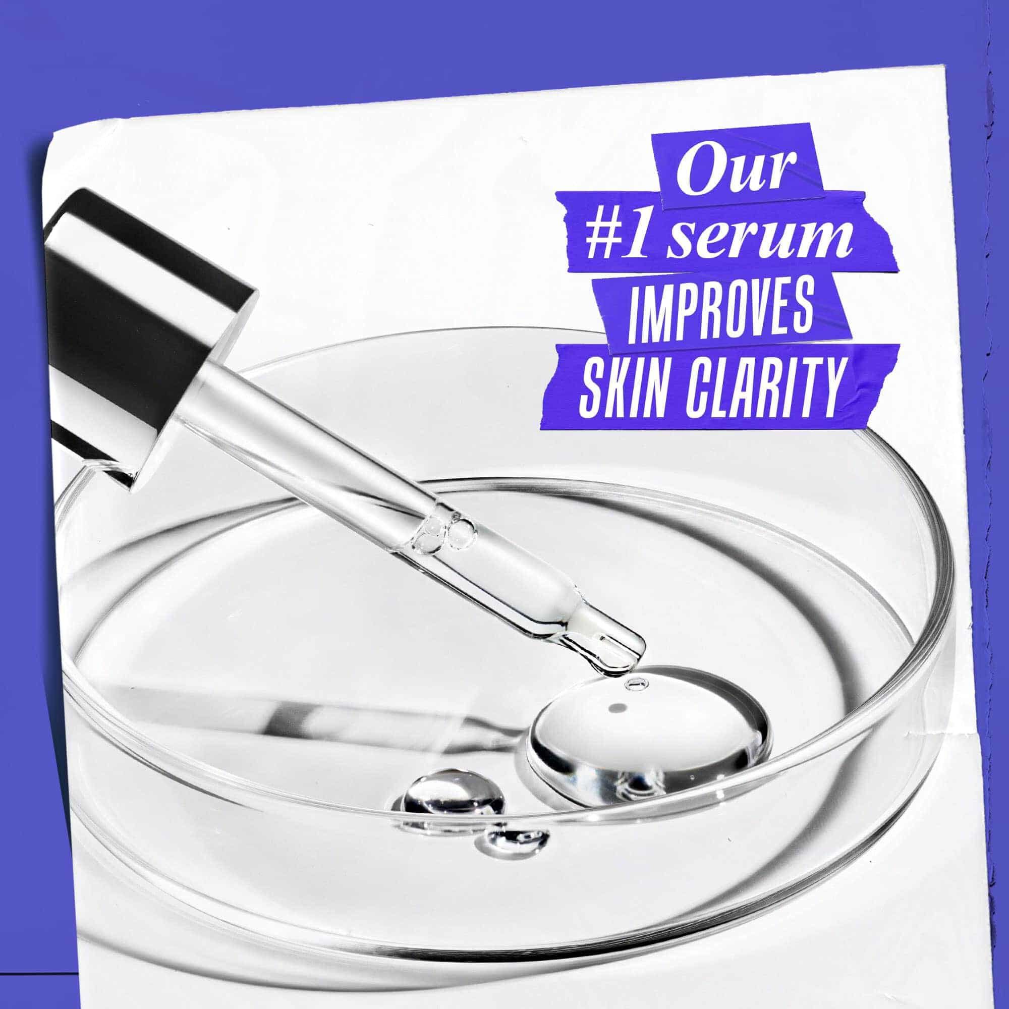 Zakraplacz dozujący serum do szklanego naczynia z tekstem: Nasze serum nr 1 poprawia przejrzystość skory.