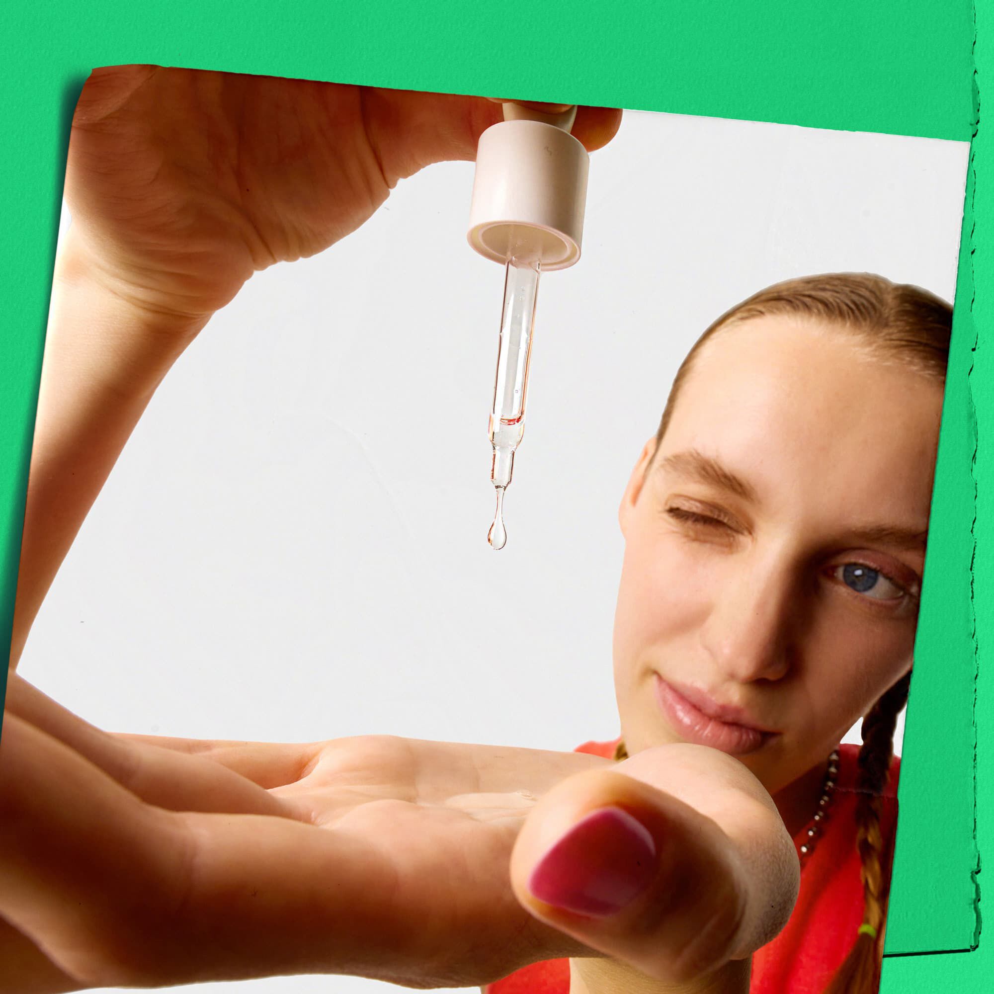 Model nakładający krople serum Kiehl's Ultra Pure na dłoń