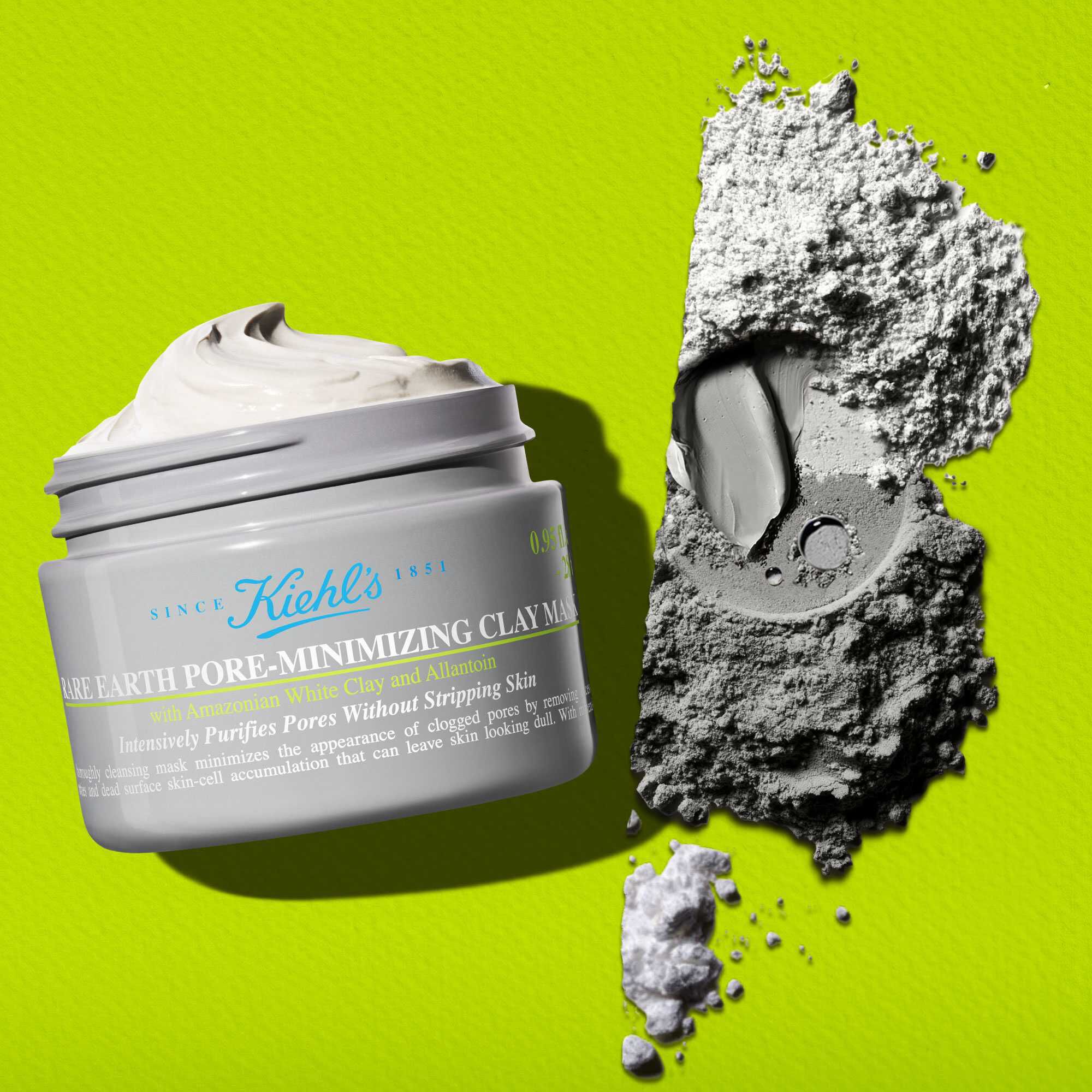 Zawiera pozyskiwaną w sprawiedliwy sposob białą glinkę amazońską, w 96% biodegradowalną formułę oraz słoiczek wykonany w 30% z plastiku pochodzącego z recyklingu (PCR)