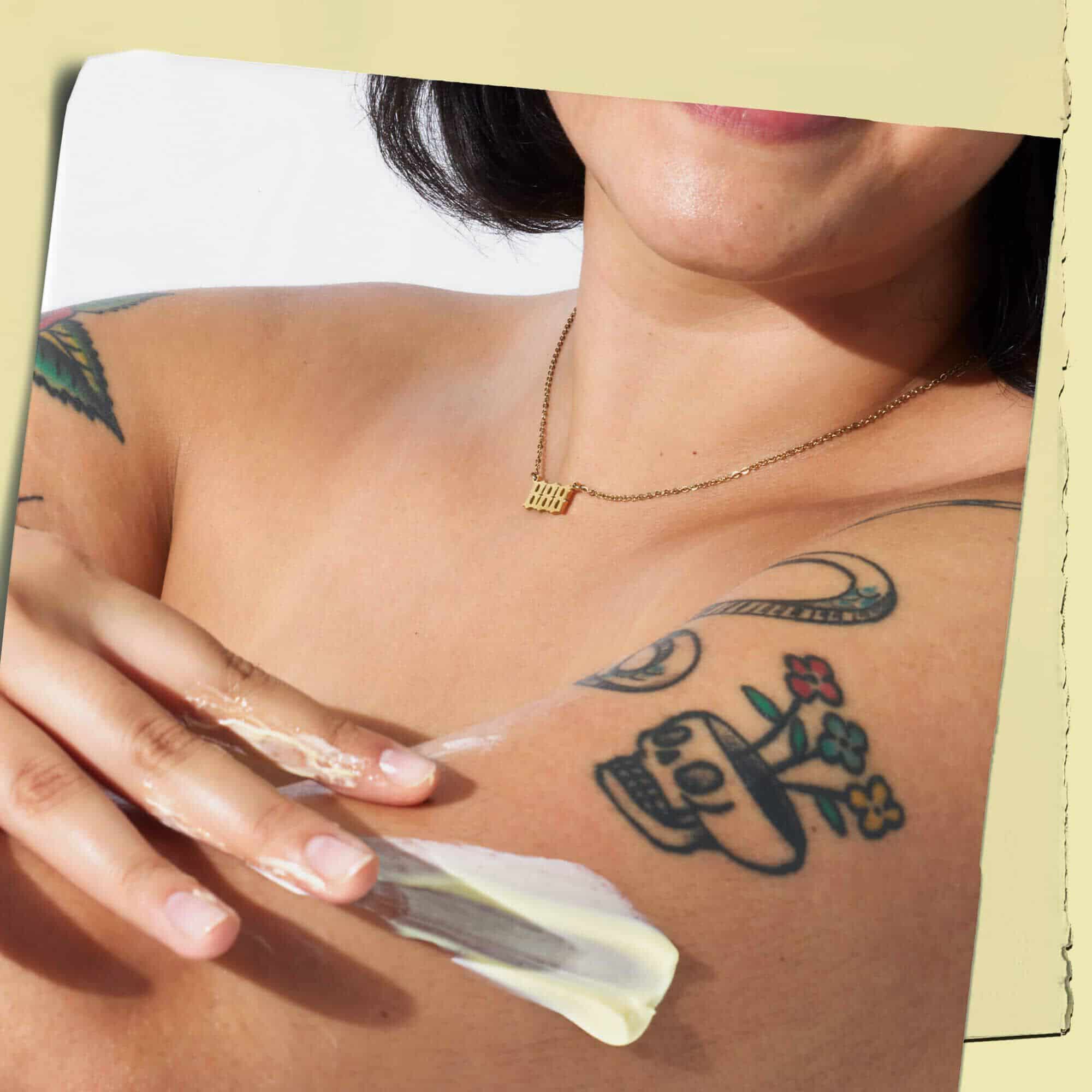 Wytatuowany model z konsystencją mleczka do ciała Kiehl's Creme de Corps na skorze