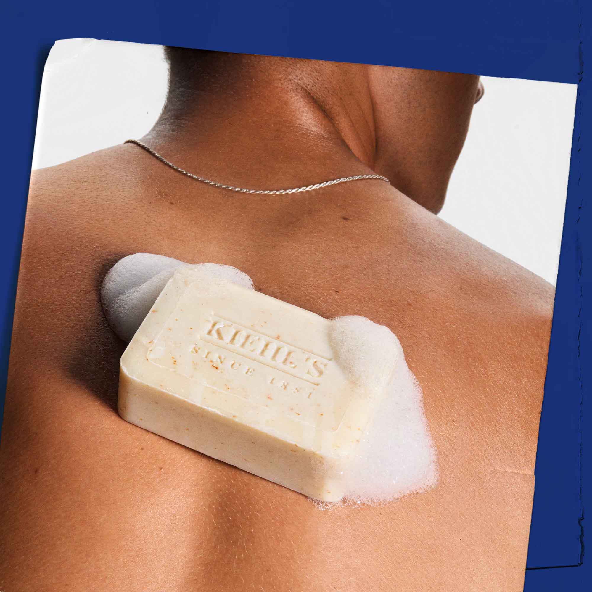 Mydło Ultimate Man Body Scrub Soap używane na skorze, pokazujące aplikację i pianę.