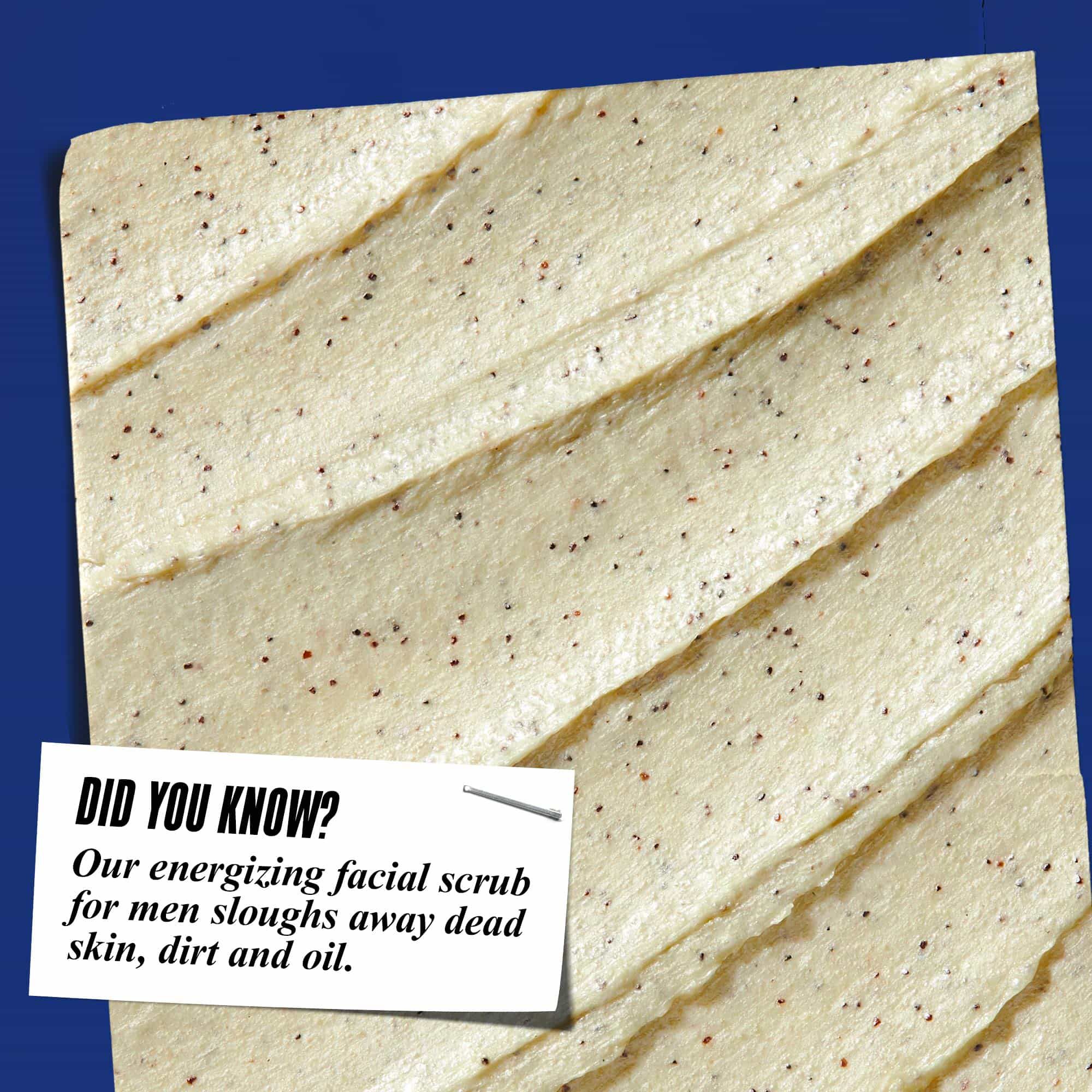 Zbliżenie na konsystencję Facial Fuel Energizing Scrub. Tekst brzmi: „Czy wiesz, że? Nasz energetyzujący peeling do twarzy dla mężczyzn usuwa martwy naskorek, brud i nadmiar sebum.”