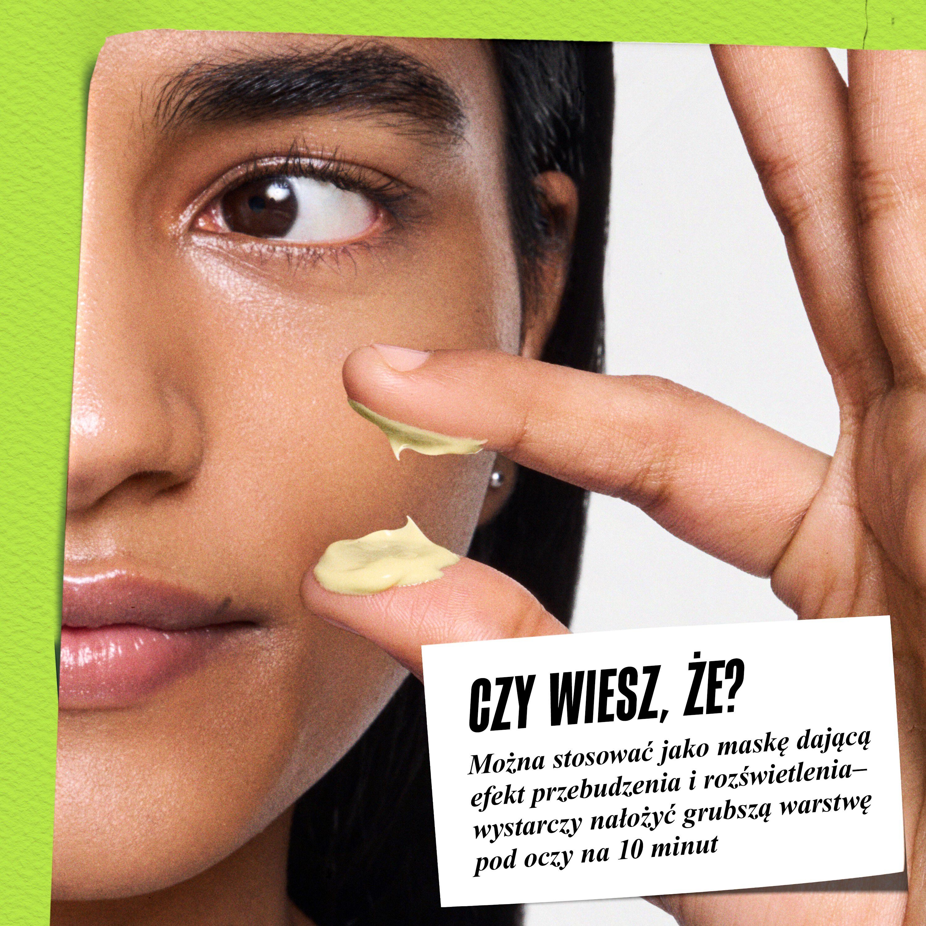 Modelka trzymająca słoiczek Kiehl's Creamy Eye Treatment with Avocado