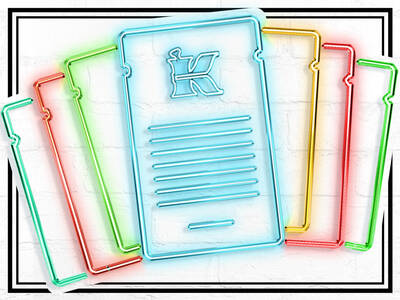 Kolorowe, neonowe kartki papieru z literą K na białym tle, symbolizujące kreatywność i organizację.