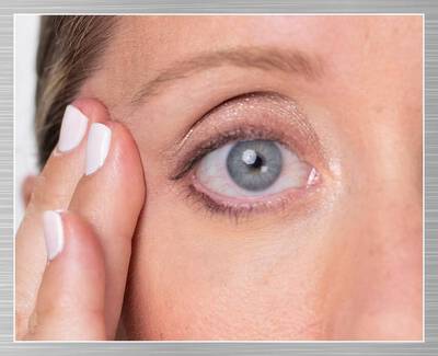 Masuj zewnętrzny kącik oka, kierując się na boki i ku gorze w kierunku skroni.