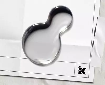 Przezroczysta kropla płynu symbolizująca dexpanthenol (prowitamina B5) na białej kartce z czarnym logo Kiehl's w rogu.