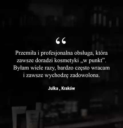 Cytat od Julki z Krakowa na tle połek z kosmetykami, mowiący o wysokiej jakości obsługi oraz zadowoleniu z produktow.