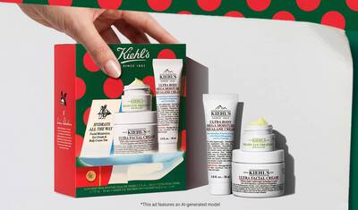 Świąteczny zestaw prezentowy Kiehl's, w skład ktorego wchodzą: krem Ultra Facial Cream, krem do ciała Ultra Body Mega Moisture Squalane Cream i krem pod oczy Creamy Eye Treatment with Avocado, wyeksponowany ze świąteczną przywieszką cenową.