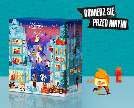 Kolorowe opakowanie produktu Kindi, przedstawiające radosne ilustracje z rożnymi postaciami i elementami, na tle niebieskiej ściany. Tekst na opakowaniu głosi: "Dowiedz się przed innymi".