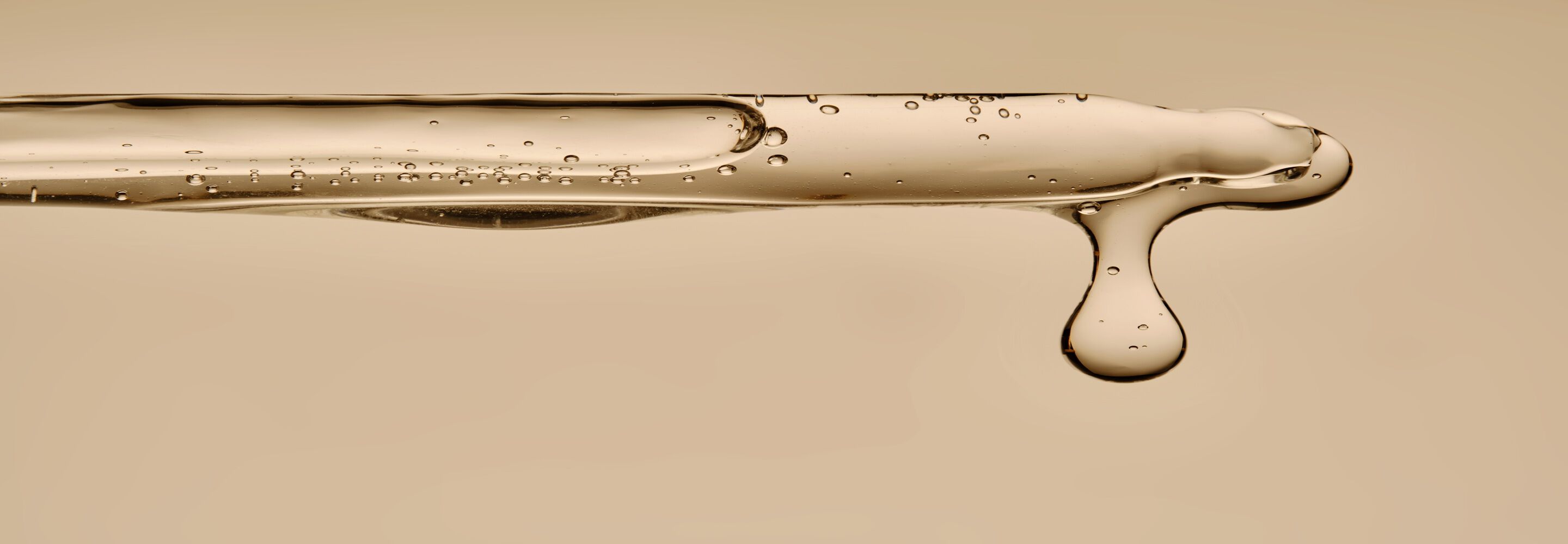 Zbliżenie na pipetkę z serum do twarzy z peptydami