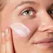 Kobieta nakładająca Kiehl’s krem przeciwsłoneczny na twarz SPF 50 PA ++++