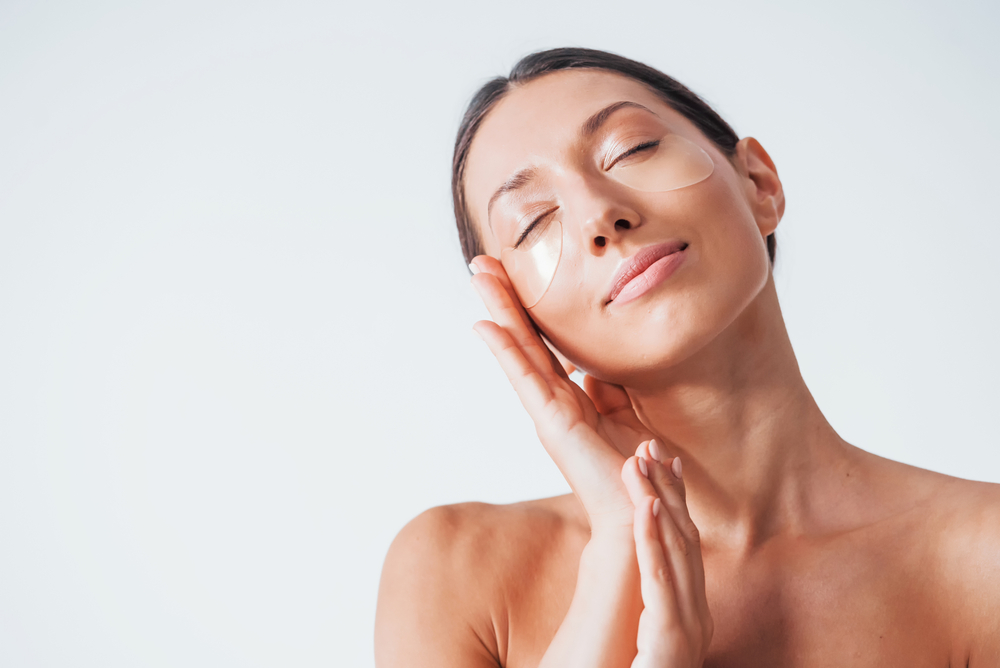 Kobieta z nałożonym żelem silikonowym na zmarszczki pod oczy